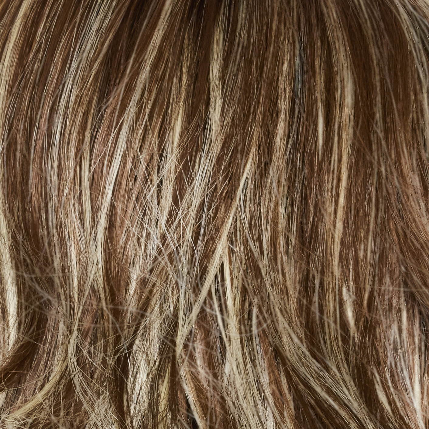 Glam Wavez by René of Paris – Snowy Umber-R color swatch