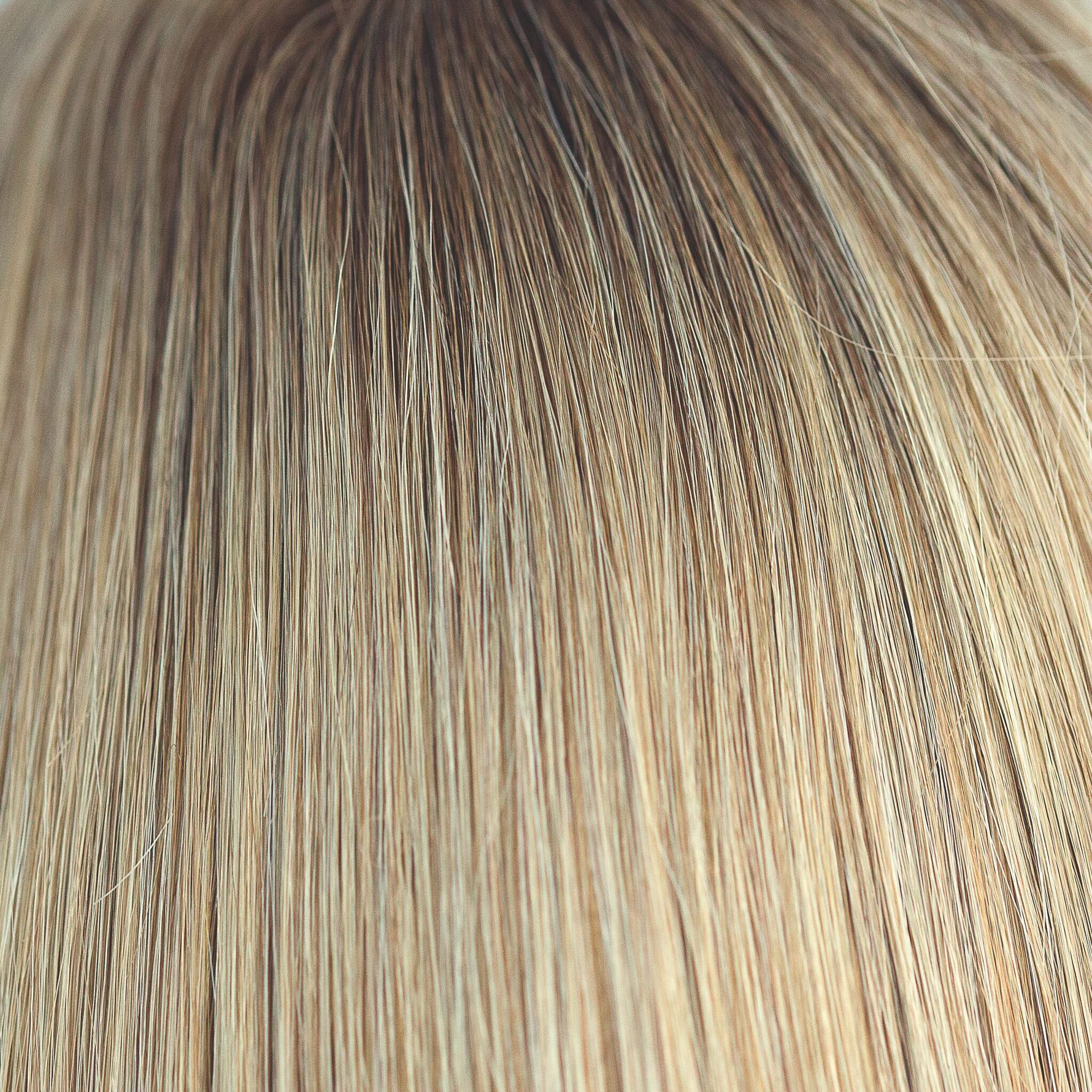 Liora color swatch — Moonlight Blonde Root