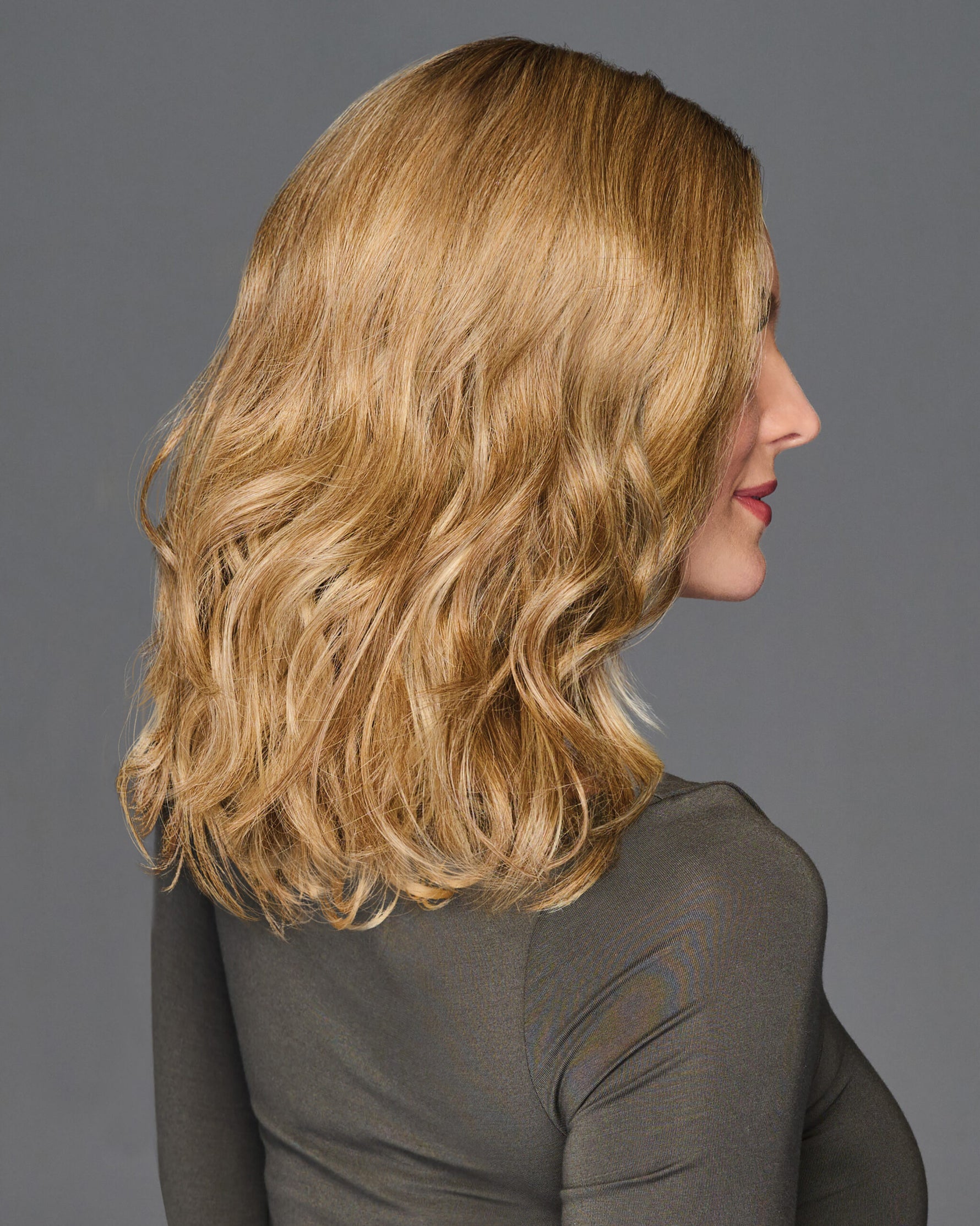 Top Billing Wavy 14" by Raquel Welch – official model side view